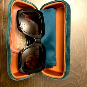 Black Gucci Sunglasses with Gucci chain, brand new, new style!